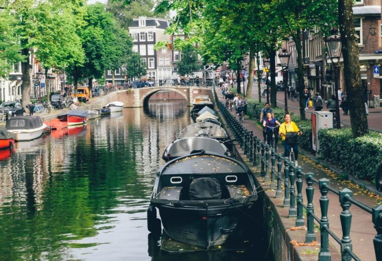 amsterdam-mikes-urban-bike-tour-graffiti-magnet-fishing