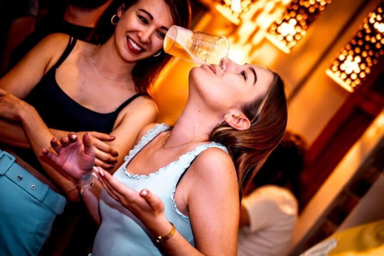 amsterdam-original-pub-crawl-party-with-vip-entrance