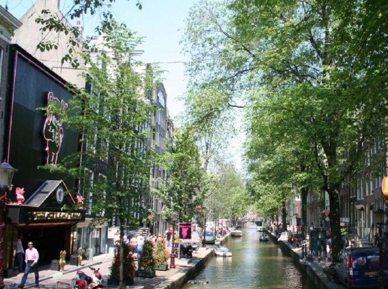 amsterdam-red-light-district-and-coffeeshop-tour