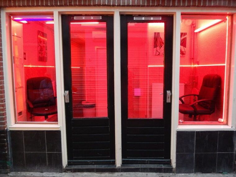 amsterdam-red-light-district-exclusive-night-tour