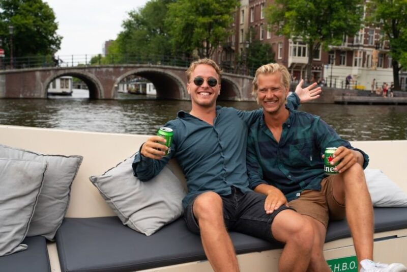 amsterdam-red-light-district-pub-crawl-and-booze-boat-tour