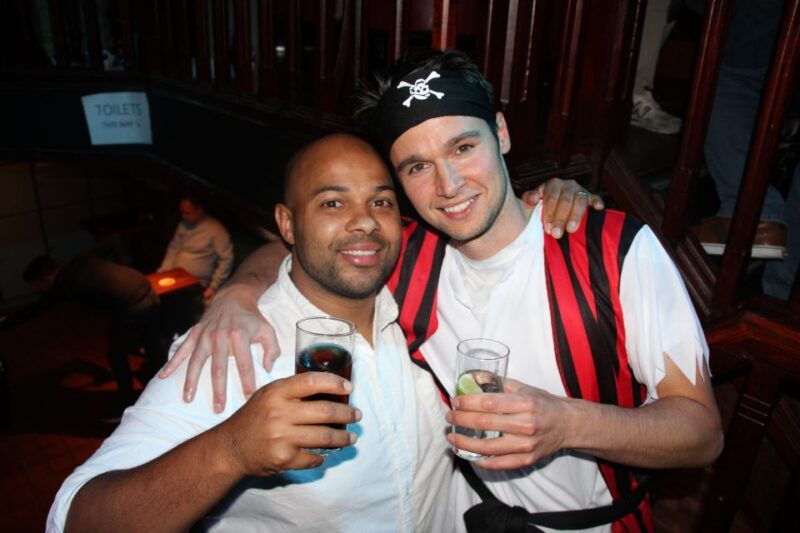 amsterdam-red-light-district-pub-crawl-and-booze-boat-tour