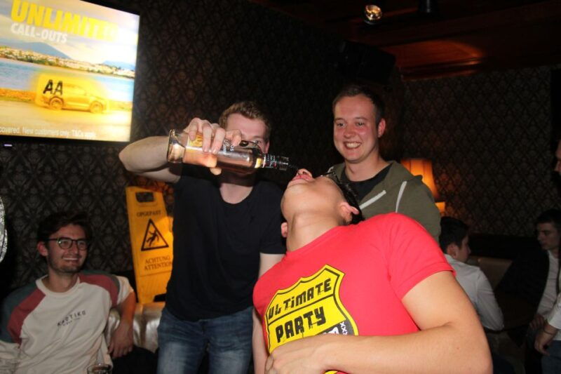 amsterdam-red-light-district-pub-crawl-and-booze-boat-tour