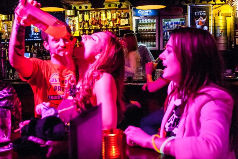 amsterdam-red-light-district-pub-crawl-with-unlimited-shots