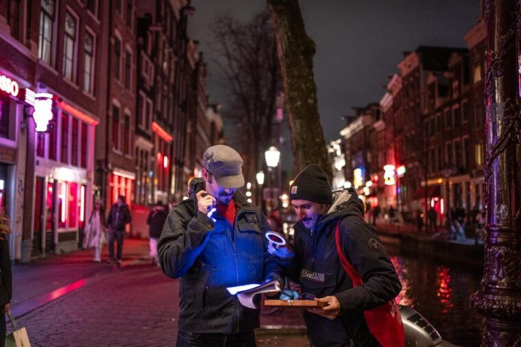 amsterdam-self-guided-red-light-district-pub-crawl-mystery