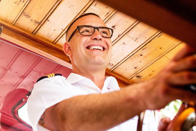 amsterdam-small-group-canal-cruise-with-dutch-snacks-and-drink