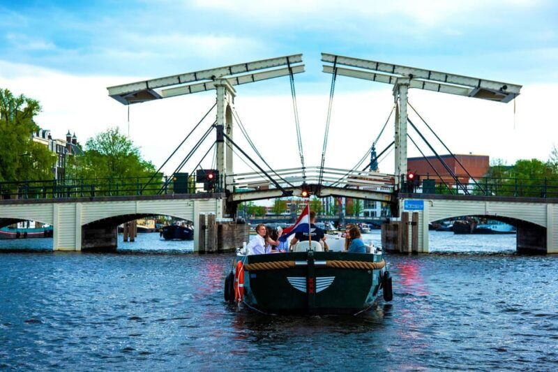 amsterdam-the-newest-canal-cruise-with-drink-option