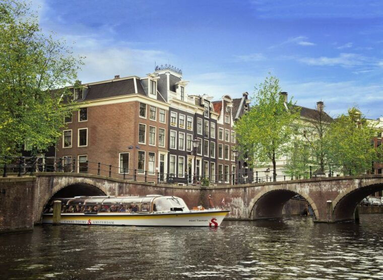 amsterdam-top-highlights-canal-cruise-with-flower-cocktail