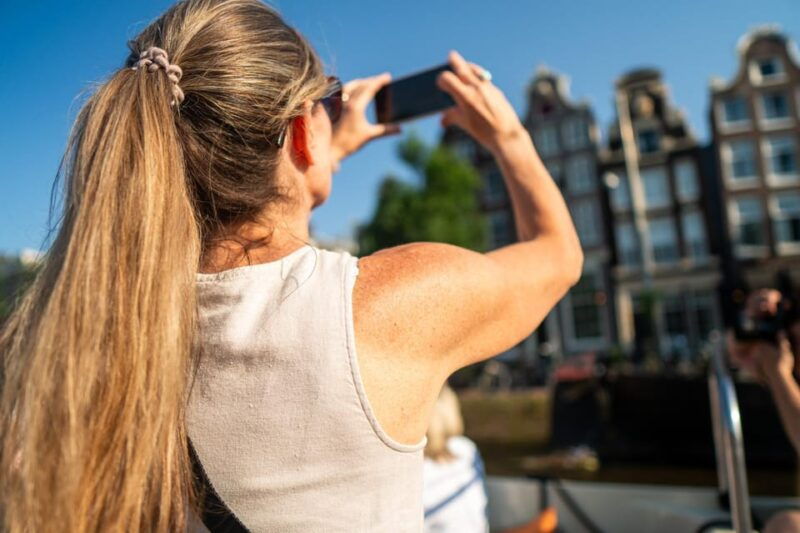 amsterdam1-5-hour-canal-cruise-local-guide-drinks-snacks