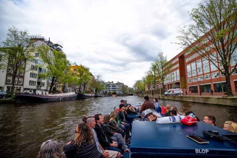amsterdamold-city-canal-cruise-with-live-guide-and-open-bar