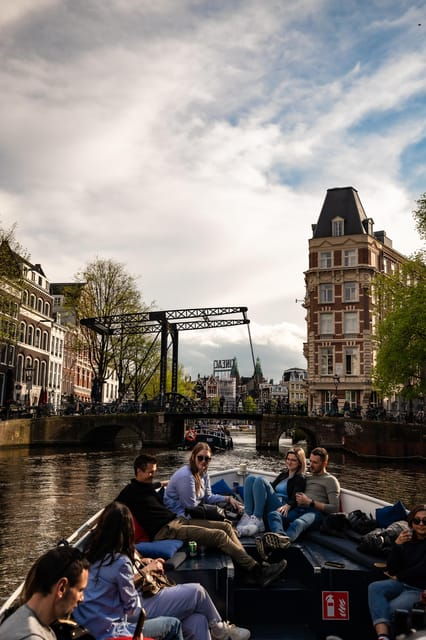 amsterdamold-city-canal-cruise-with-live-guide-and-open-bar