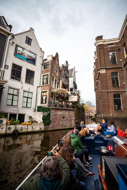 amsterdamold-city-canal-cruise-with-live-guide-and-open-bar