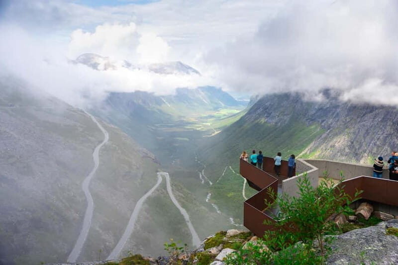 Åndalsnes: Trollstigen Viewpoint Bus Tour with a Local Guide - Authentic Traveler Experiences
