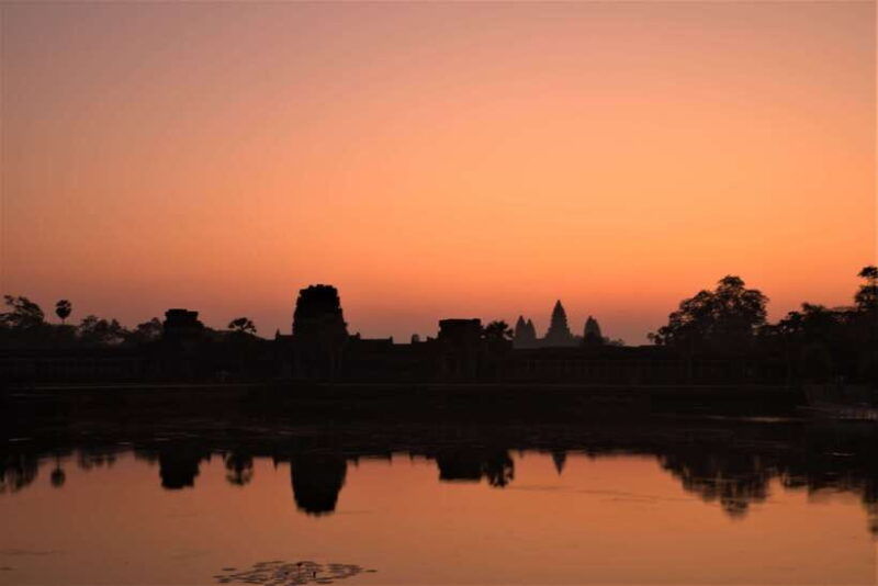 angkor-sunrise-expedition-cycling-through-serene-backroads
