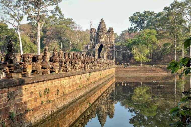 angkor-wat-and-beyond-sunset-at-bakheng-tour