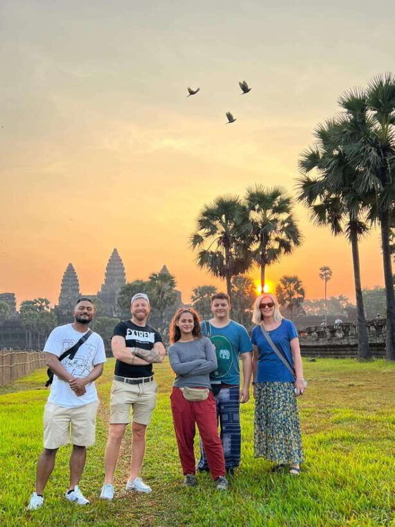 angkor-wat-highlights-and-sunrise-with-spanish-guide
