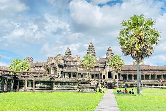 Angkor Wat Sunrise Shared Tour with Guide and Bus - Transportation and Comfort