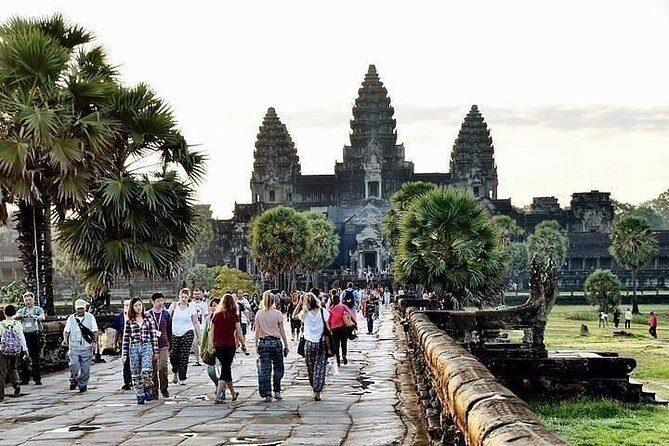 Angkor Wat Sunrise Small-Group Tour From Siem Reap - Free Hotel Pickup - A Detailed Look at the Angkor Wat Sunrise Small-Group Tour