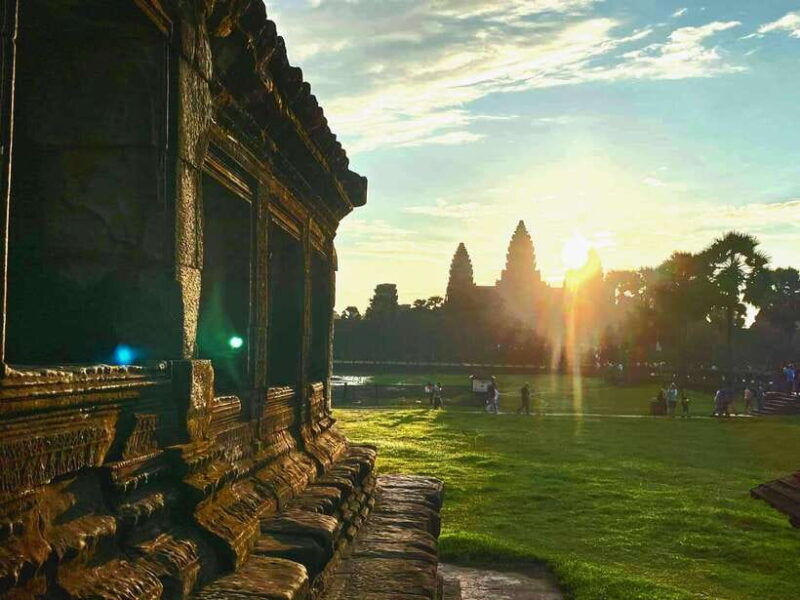angkor-wat-sunrise-with-small-group