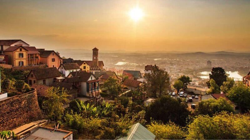 Antananarivo: Guided Tour and sunset in queen's palace - Key Points: