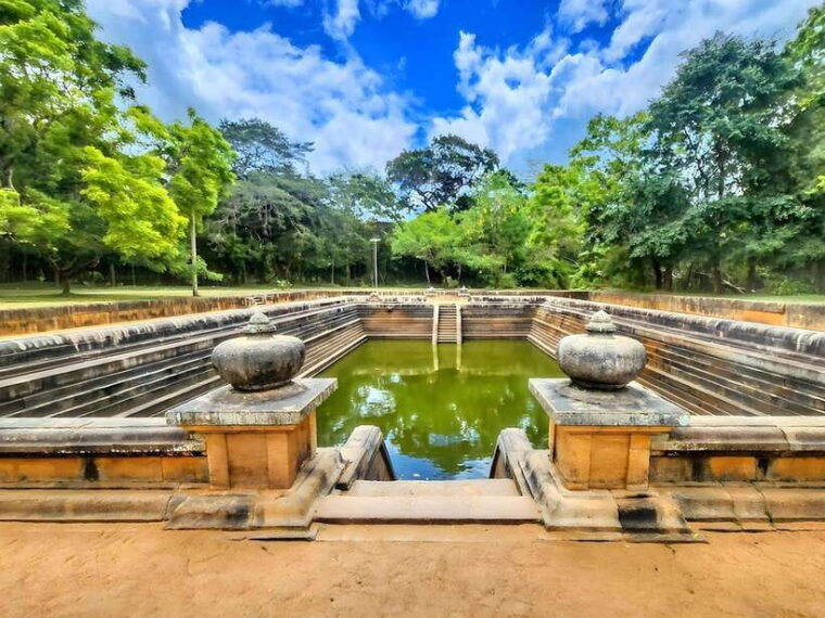 anuradhapura-ancient-city-tuktuk-tour