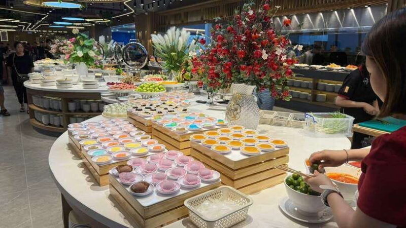 ao-show-lune-production-buffet-dinner-night-city-tour