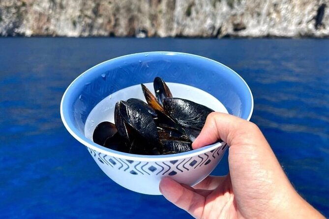 aperitif-on-a-boat-at-sunset-in-palinuro