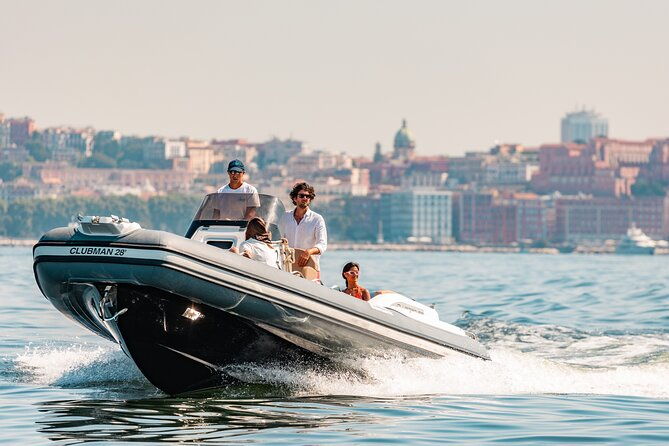 aperitif-on-a-boat-at-sunset-in-the-gulf-of-naples-2