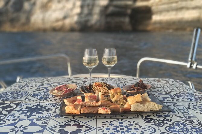 aperitif-on-a-boat-at-sunset-porto-venere-and-islands-2