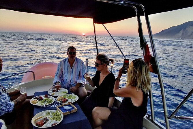 aperitif-on-a-boat-at-sunset-porto-venere-and-islands
