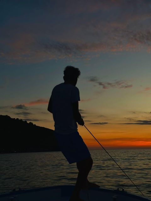 aperitif-on-the-boat-during-sunset-time-in-palinuro