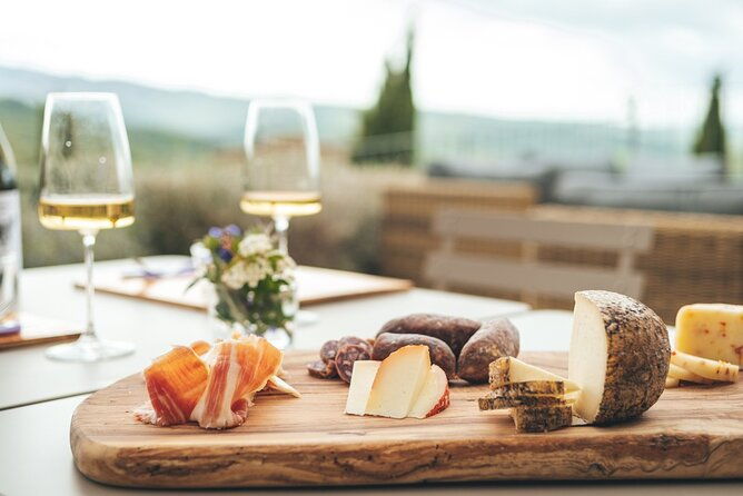 aperitif-on-the-terrace-of-podere-montale-at-sunset-4