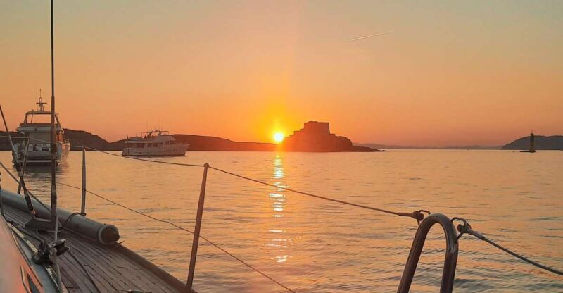 aperitive-at-sunset-on-sailboat-swim-and-paddle-antibes-cape