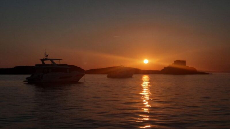 aperitive-at-sunset-on-sailboat-swim-and-paddle-antibes-cape