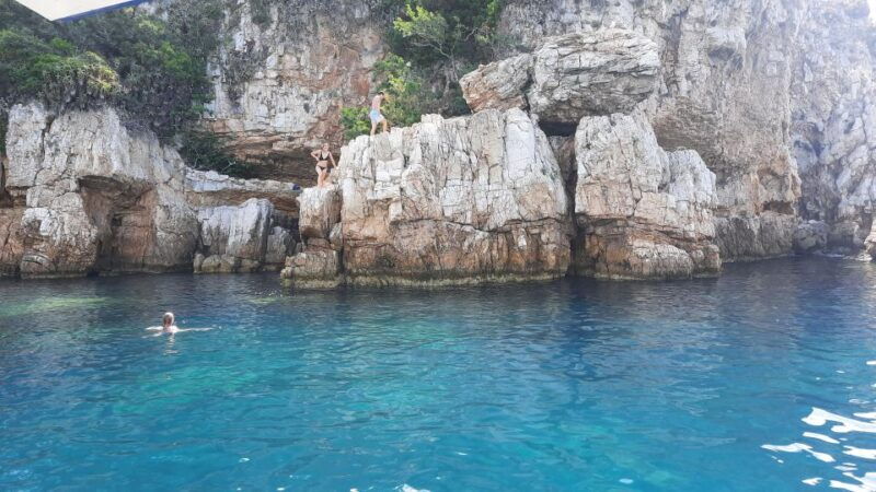 aperitive-at-sunset-on-sailboat-swim-and-paddle-antibes-cape