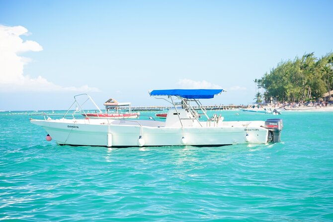 aqua-clear-kayak-on-exclusive-boat-tours