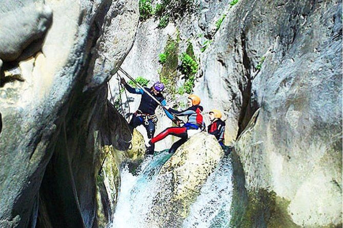aquatic-canyoning-near-benidorm-estret-de-les-penyes-bollulla-2