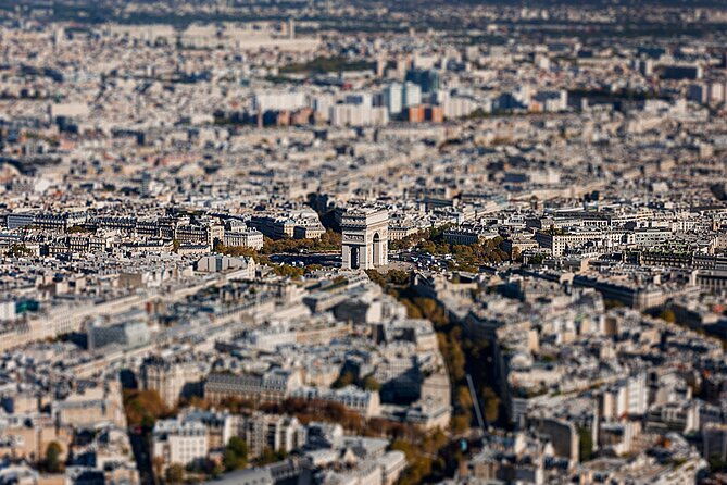 arc-de-triomphe-and-the-champs-elysees-discovery-private-tour