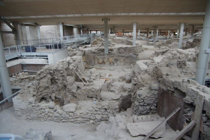 archaeological-bus-tour-to-akrotiri-excavations-red-beach-2