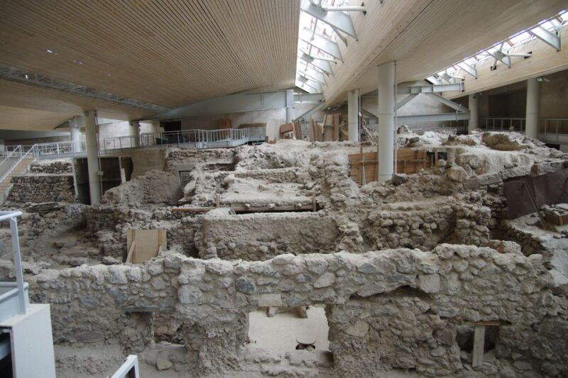 archaeological-bus-tour-to-akrotiri-excavations-red-beach-2