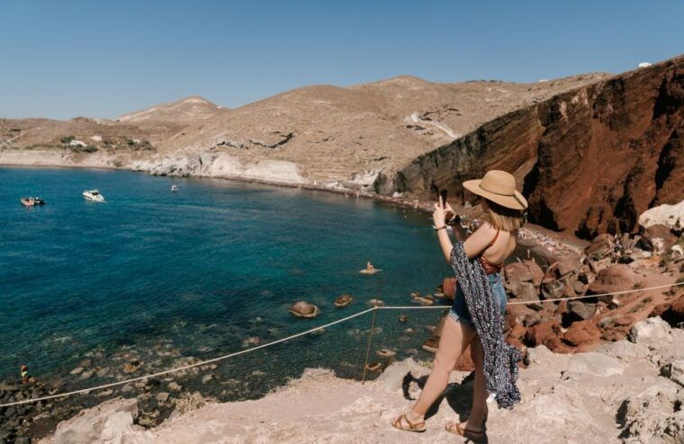 archaeological-bus-tour-to-akrotiri-excavations-red-beach-2