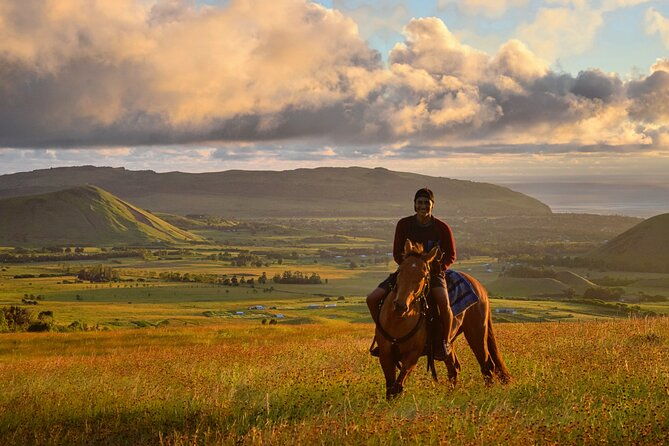 archaeological-horseback-riding-off-the-tourist-routes-in-rapa-nui