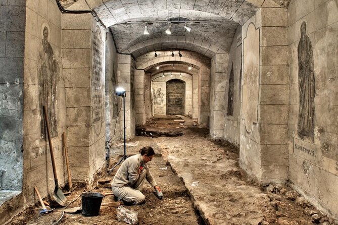 archeological-crypt-visit-with-an-archeologist-and-river-cruise