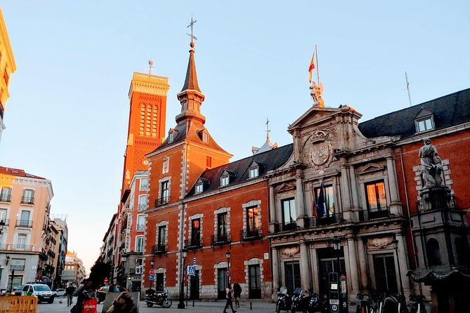 architour-through-lavapies-and-rastro-with-an-architect