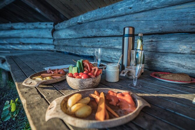 arctic-midnight-sun-picnic-from-rovaniemi