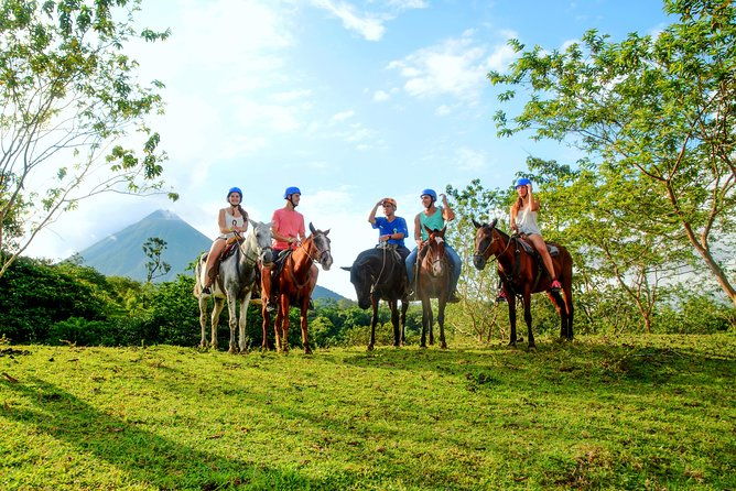 arenal-horseback-riding-to-la-fortuna-waterfall