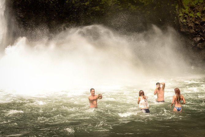 arenal-horseback-riding-to-la-fortuna-waterfall