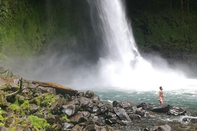 arenal-horseback-riding-to-la-fortuna-waterfall