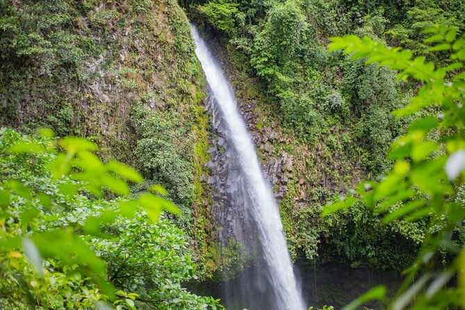 arenal-horseback-riding-to-la-fortuna-waterfall