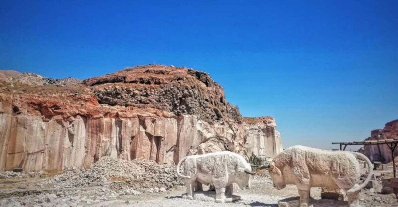 arequipa-route-of-the-sillar-tour-petroglyphs-and-pillars